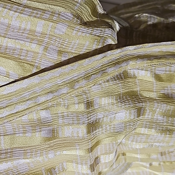 BCBG MAXAZRIA Women's wrap blouse with ruffle sleeves tie in back. Size XS. - Picture 3 of 8